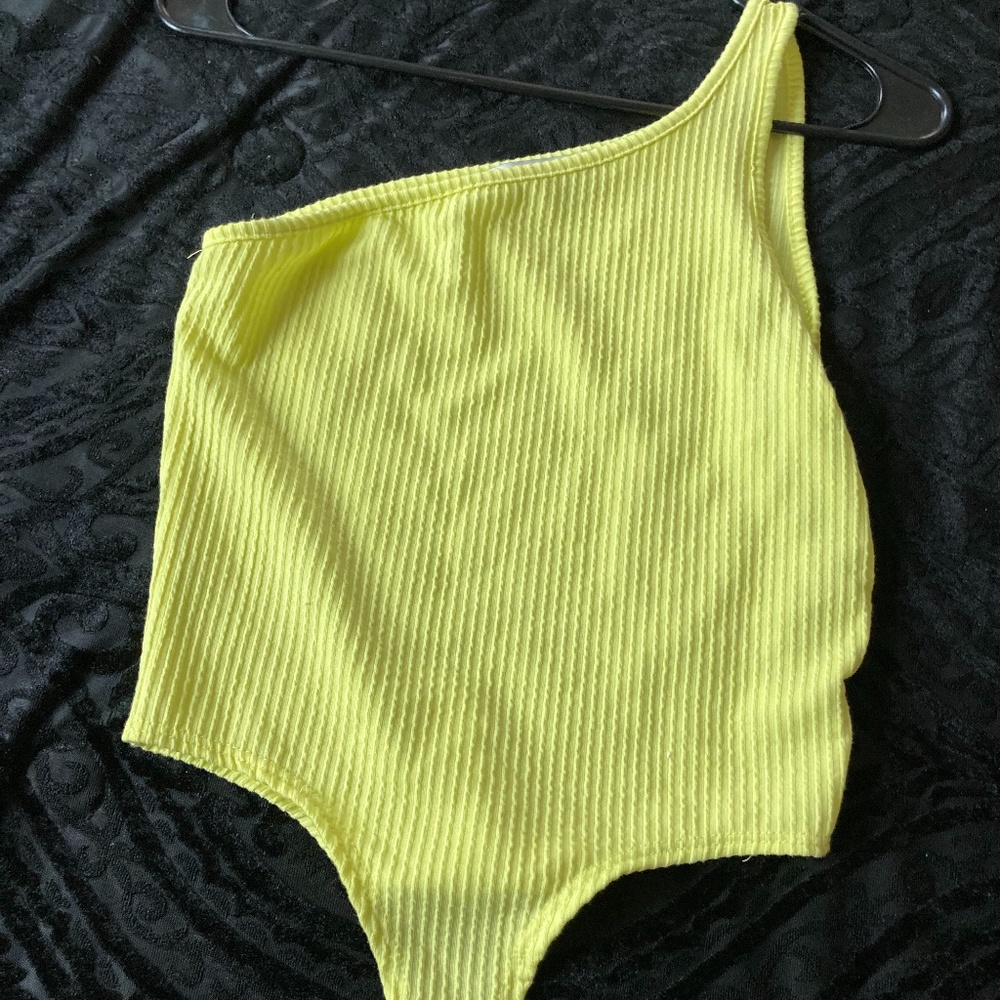 Neón yellow bodysuit